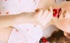 被宿友集体扒开腿用黄瓜调教